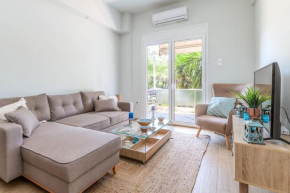 Cozy 2BD Beachfront Escape In The Heart Of Glyfada